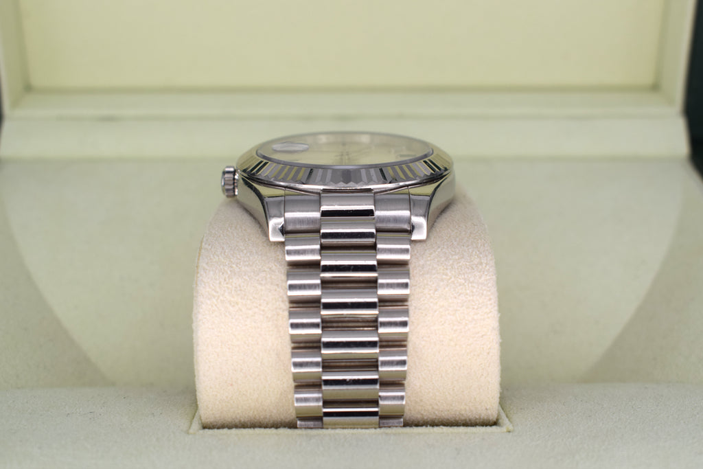 Rolex Day-Date II | Ref. 218239 | 18kt Weißgold | Diamant & Saphir